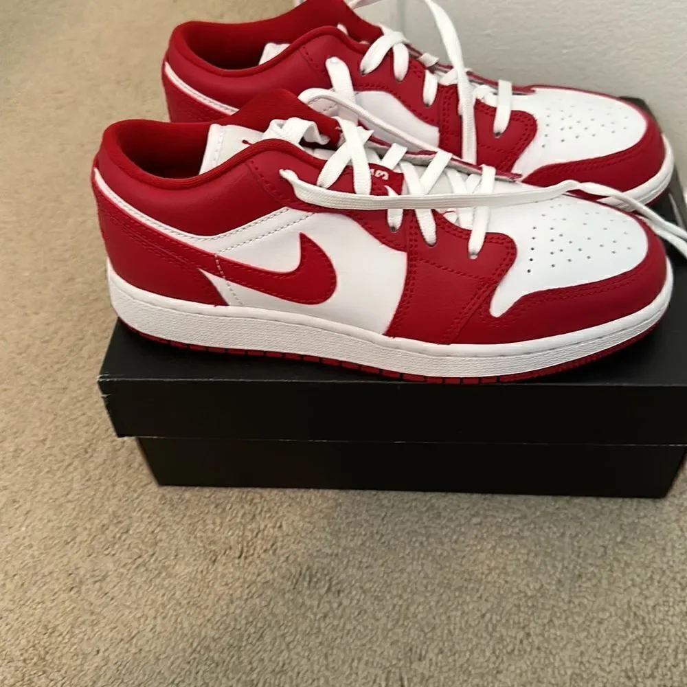 Nike Dunk 5.5Y women’s 7. Red and white